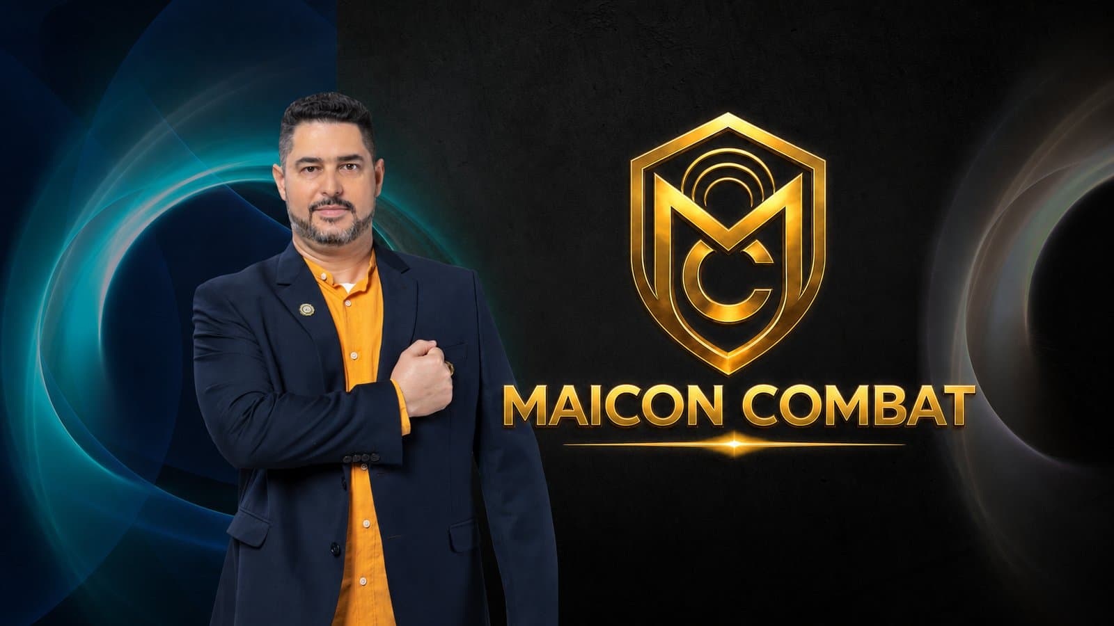 Maicon Combat ao lado do brasão dourado com as iniciais MC